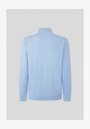 Maglione lavorato a maglia blu chiaro, colletto alto, maniche lunghe, polsini e orlo a coste, texture liscia, vista posteriore completa.