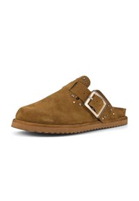 Pantofole in suede marrone con una fascia ampia, fibbia argentata e dettagli borchiati. Suola piatta in gomma con superficie strutturata.