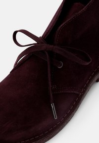 Clarks Originals DESERT - Botins de atacadores - dark tan lea