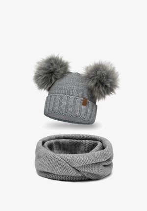 Grijze gebreide beanie met twee zachte pompons en een gestructureerd patroon, gecombineerd met een bijpassende grijze infinity sjaal. Beide zijn zacht en warm.