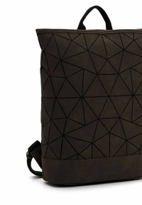 Mochila marrón con patrón geométrico y superficie texturizada, con costuras negras y un asa en la parte superior para un fácil transporte.