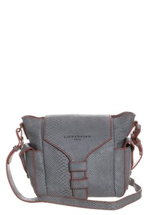 Sac bandoulière gris texturé avec rabat avant, bordure marron, poches latérales et bandoulière réglable, marqué "Liebeskind Berlin" à l'avant.