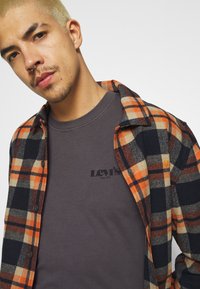 Levi's® RELAXED FIT - T-shirt estampada - anthracite/black