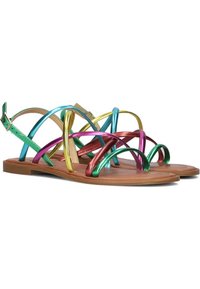 Metallische meerkleurige sandalen met kruisbanden in groen, blauw, roze en goud, met een tan vlakke zool en een verstelbare enkelband.