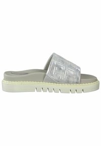 Sandal in argento con una fascia superiore textured, una soletta grigia imbottita e una suola in gomma bianca con un motivo ondulato.