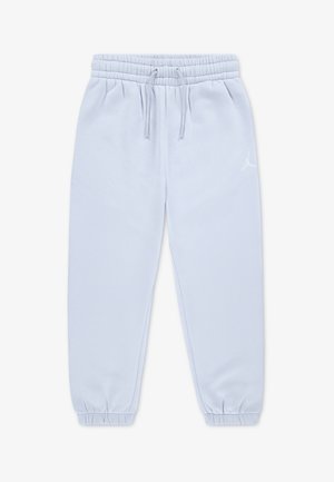 Šviesiai mėlynos laisvalaikio kelnės su elastinga juosmens juosta ir raišteliais. Kojų apačioje yra manžetai, viršutinėje dešinėje šlaunies dalyje – baltas logotipas.