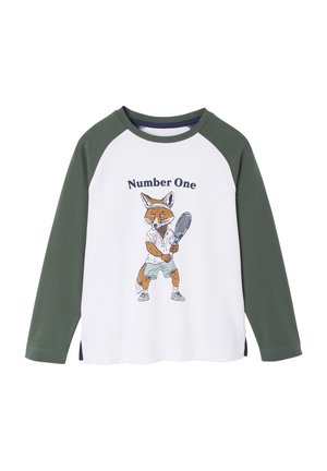 Langarm-T-Shirt mit weißem Körper und grünen Raglanärmeln. Illustration eines Fuchses in Tenniskleidung mit dem Text "Nummer Eins" darüber.