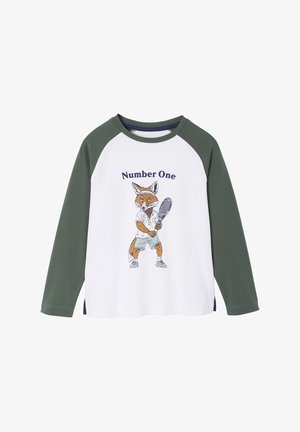 Langarm-T-Shirt mit weißem Körper und grünen Raglanärmeln. Illustration eines Fuchses in Tenniskleidung mit dem Text "Nummer Eins" darüber.