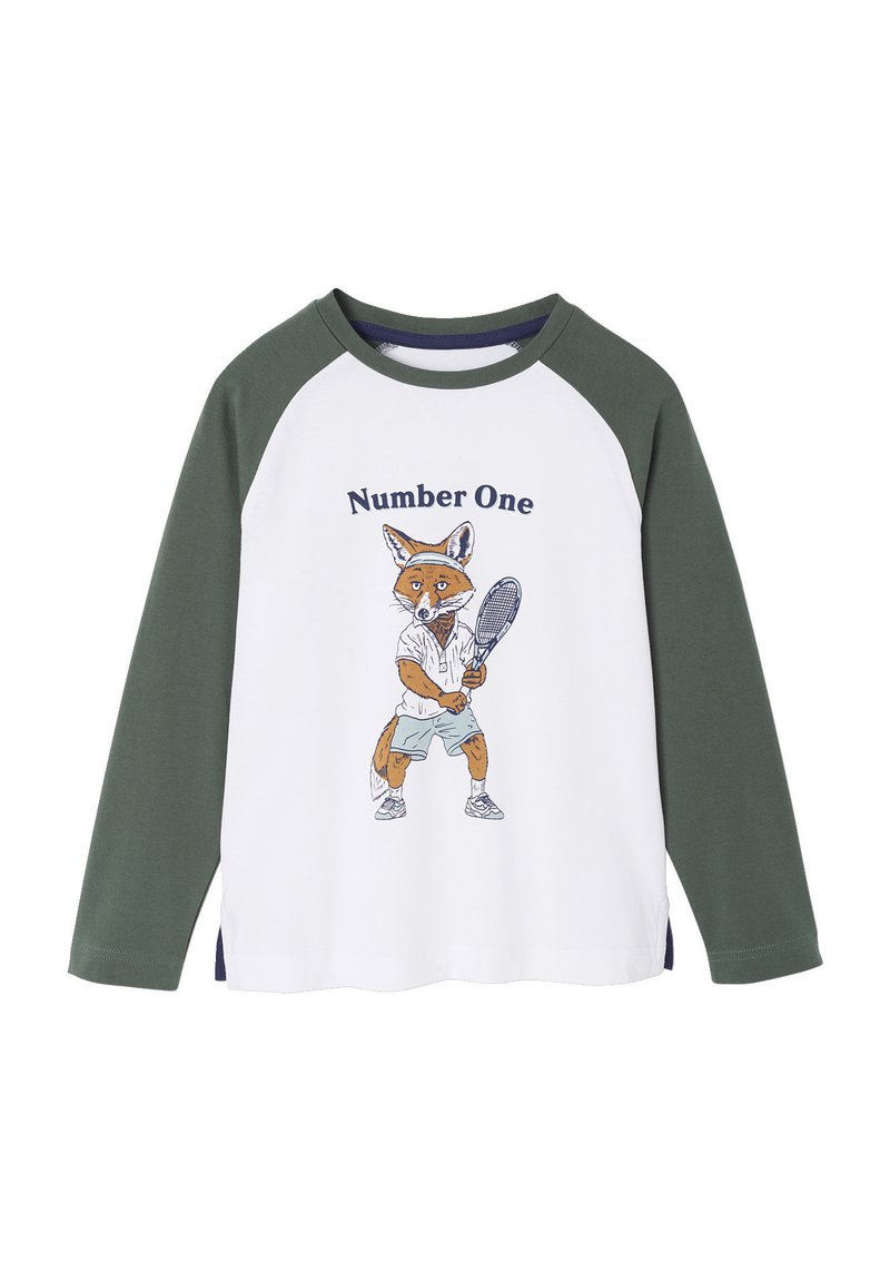 Langarm-T-Shirt mit weißem Körper und grünen Raglanärmeln. Illustration eines Fuchses in Tenniskleidung mit dem Text "Nummer Eins" darüber.