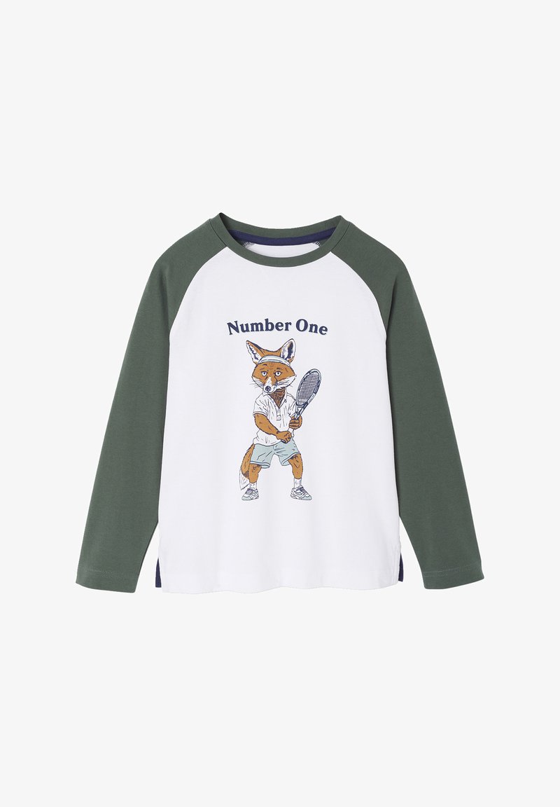 Langarm-T-Shirt mit weißem Körper und grünen Raglanärmeln. Illustration eines Fuchses in Tenniskleidung mit dem Text "Nummer Eins" darüber.