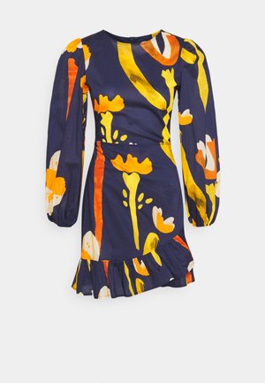 Robe bleu marine avec manches longues bouffantes, ourlet à volants et motifs floraux éclatants en jaune, orange et blanc.
