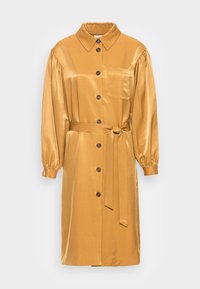 Vestido camisa amarelo mostarda em satin, com colarinho, fecho frontal por botão, bolso no peito e um cinto para atar na cintura.