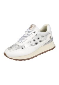 Zapatilla blanca con parte superior de cuero perforado, acentos grises, diseño de cordones y suela de goma beige claro. Presenta un detalle del logo metálico en la lengüeta.