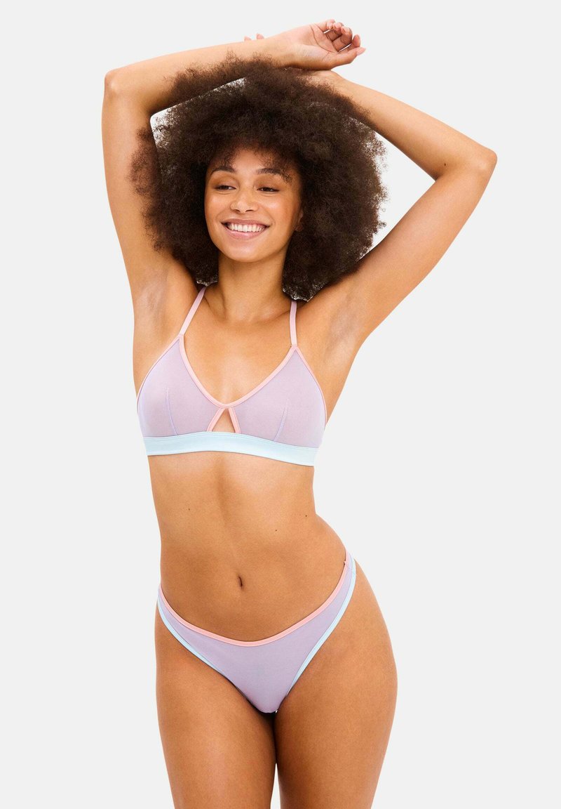 Heller lila Bikini-Satz mit einem triangularen Bralette mit dünnen Trägern und einer passenden, niedrig geschnittenen Unterhose mit pastellblauen und -rosa Akzenten.