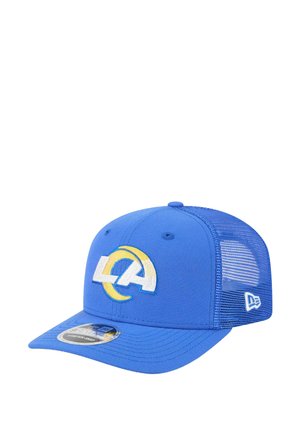 Cappello trucker blu in rete con un logo ricamato "LA" in giallo. La visiera è piatta e la parte posteriore è realizzata in materiale in rete.