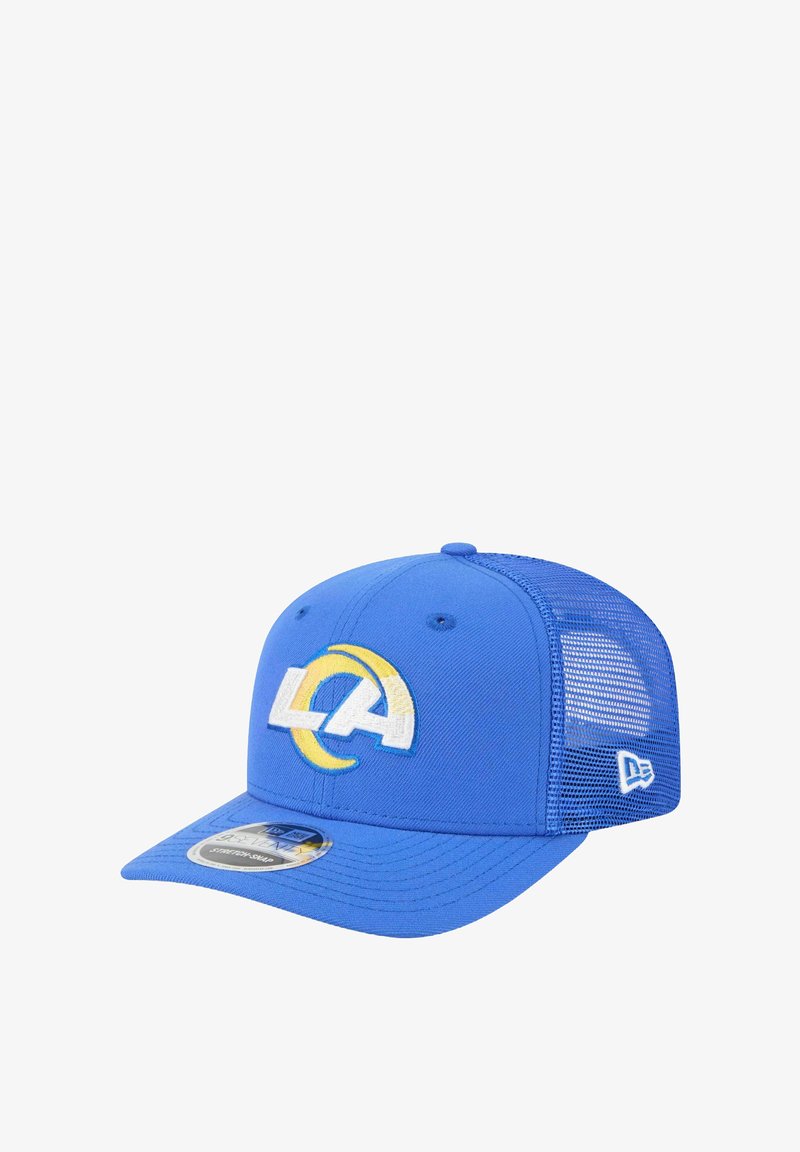 Blaues Netz-Trucker-Cap mit gesticktem "LA"-Logo in gelber Akzentfarbe. Der Schirm ist flach und die Rückseite besteht aus Netzmaterial.