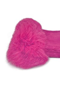 Pantofole in finta pelliccia fucsia con una parte superiore a forma di cuore morbida e una suola liscia abbinata. Texture morbida con un aspetto soffice.