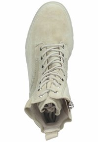 Stivaletto in suede beige chiaro con design stringato, punta rotonda e imbottitura interna. Presenta occhielli in metallo e una linguetta sul tallone.