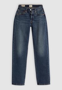 Jean droit en denim bleu foncé avec poches avant et arrière, fermeture par bouton et zip, et détails délavés subtils sur les jambes.