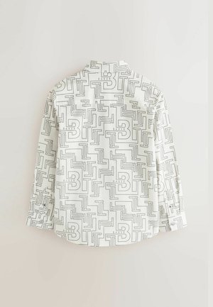 Hvid skjorte med et sort geometrisk mønster, der indeholder bogstaver og tal. Inkluderer en skjortekrave og lange ærmer med knapmanchetter.