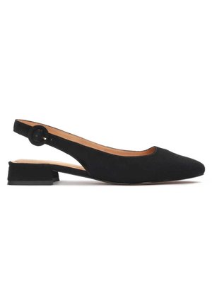 Czarny płaski but typu slingback wykonany z tkaniny, z okrągłym ozdobnym guzikiem na pasku i niskim szerokim obcasem. Gładki, elegancki design.
