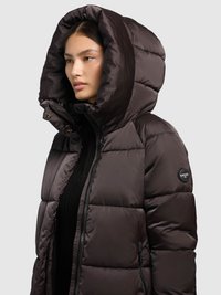 Pufferjacka i mörkbrunt, med stor huva, vadderad textur, dragkedja framtill och logotypmärke på vänster ärm.