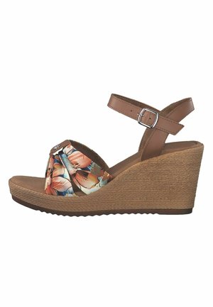 Brun kile-sandal med ankelrem, frontbånd i blomsterstof og tekstureret platformsål.