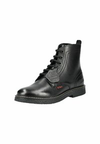 Bottines en cuir noir avec une finition lisse, bout rond, design à lacets et détail de tag embossé sur le côté. Semelle en caoutchouc avec des accents de couture.