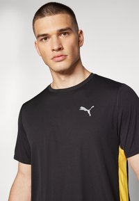 Puma RUN FAVORITE VELOCITY TEE - Sportfelső - black/sun stream