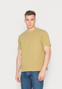 Levi's® VINTAGE - Basic póló - cedar garment dye cedar