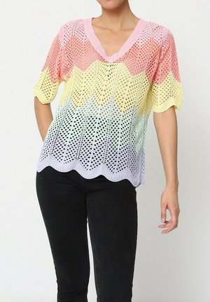 Le haut en tricot à gradient pastel présente un col en V, des manches courtes et un ourlet ondulé. Fabriqué en tissu ouvert avec un motif géométrique.