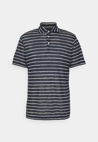 Camisa polo azul marino con rayas horizontales blancas, mangas cortas, cuello, tapeta de tres botones y un pequeño logo bordado en el pecho.