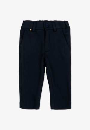 Pantaloni blu navy per bambini piccoli con bottone e passanti per cintura, dotati di tasche laterali e una piccola etichetta vicino alla vita su sfondo bianco.