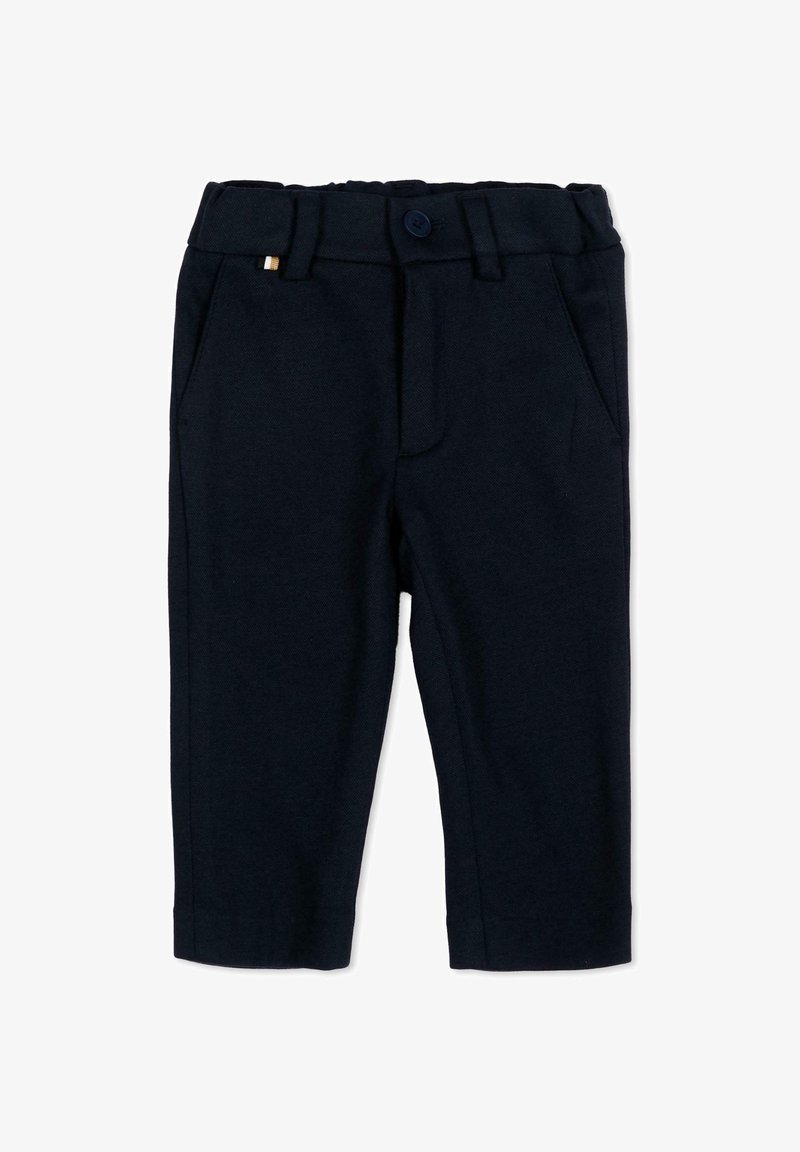 Pantalon bleu marine pour tout-petit avec bouton et passants de ceinture, doté de poches latérales et d'une petite étiquette près de la ceinture sur fond blanc.