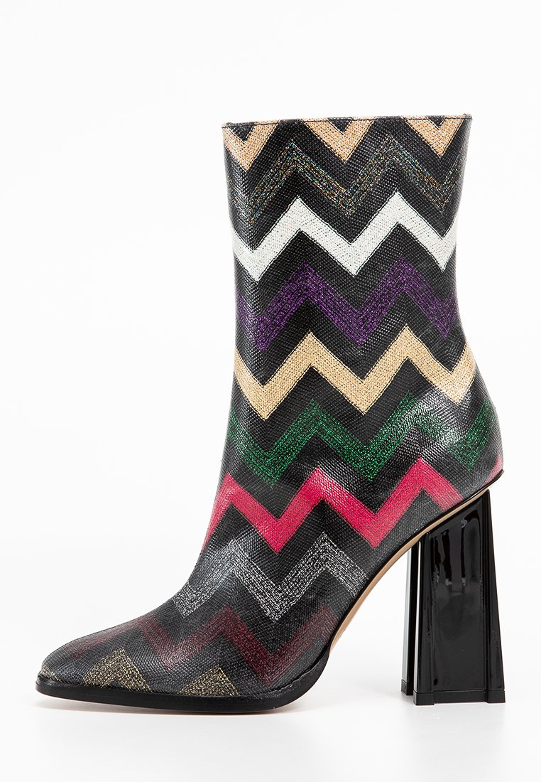 Texturierter Knöchelstiefel mit Zickzackmuster, das mehrfarbige Chevron-Muster zeigt. Schwarzer Grundton mit Nuancen von Gold, Weiß, Lila, Grün und Pink. Blockabsatz.