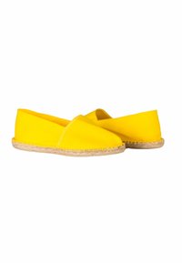 Espadrilles en toile jaune avec un bout rond et une semelle plate, présentant une bordure en cordage de jute le long du bord. Texture lisse, design simple.