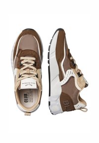 Sneaker in suede marrone e beige con suole bianche, lacci beige e suole marchiate, mostrati in vista dall'alto e di lato su uno sfondo bianco.