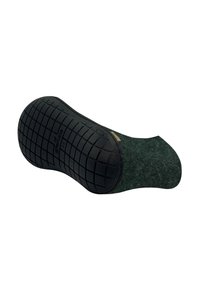 Grønne filtsandaler med en sort gummisål. Sålen har et tekstureret gittermønster for godt greb, mens oversiden er glat og rund.