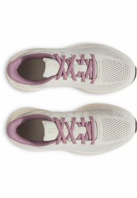 Lichte hardloopschoenen in off-white mesh met lavendelgekleurde veters. Kenmerkt zich door een slank ontwerp, ronde neus en een textuur bovenkant voor ademend vermogen.