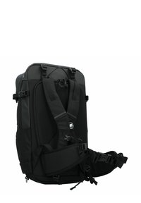 Zaino nero realizzato in tessuto resistente, dotato di spallacci regolabili e pannello posteriore imbottito. Presenta più fibbie e un design strutturato.