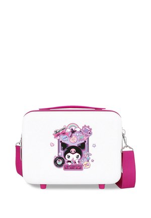 Bolsa rectangular blanca con asa y correa rosa, con un personaje de dibujos animados colorido con orejas negras y una calavera en la cabeza, rodeado de estrellas y arcoíris.