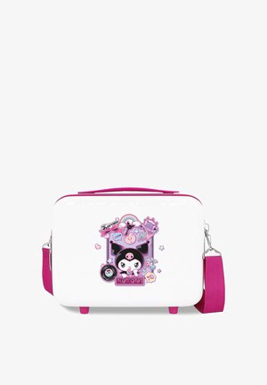 Bolsa rectangular blanca con asa y correa rosa, con un personaje de dibujos animados colorido con orejas negras y una calavera en la cabeza, rodeado de estrellas y arcoíris.