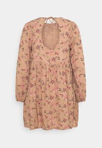 Kukkaistaitteinen, vaaleanruskea mekko, jossa on pitkät hihat, avainaukko selässä ja rypytetty hame. Mekossa on pieniä vaaleanpunaisia ja vihreitä kukkakuoseja kauttaaltaan.