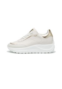 Sneaker beige chiaro con accenti metallici dorati, tomaia in pelle liscia, suola bianca testurizzata e design a punta rotonda. Presenta lacci e branding.