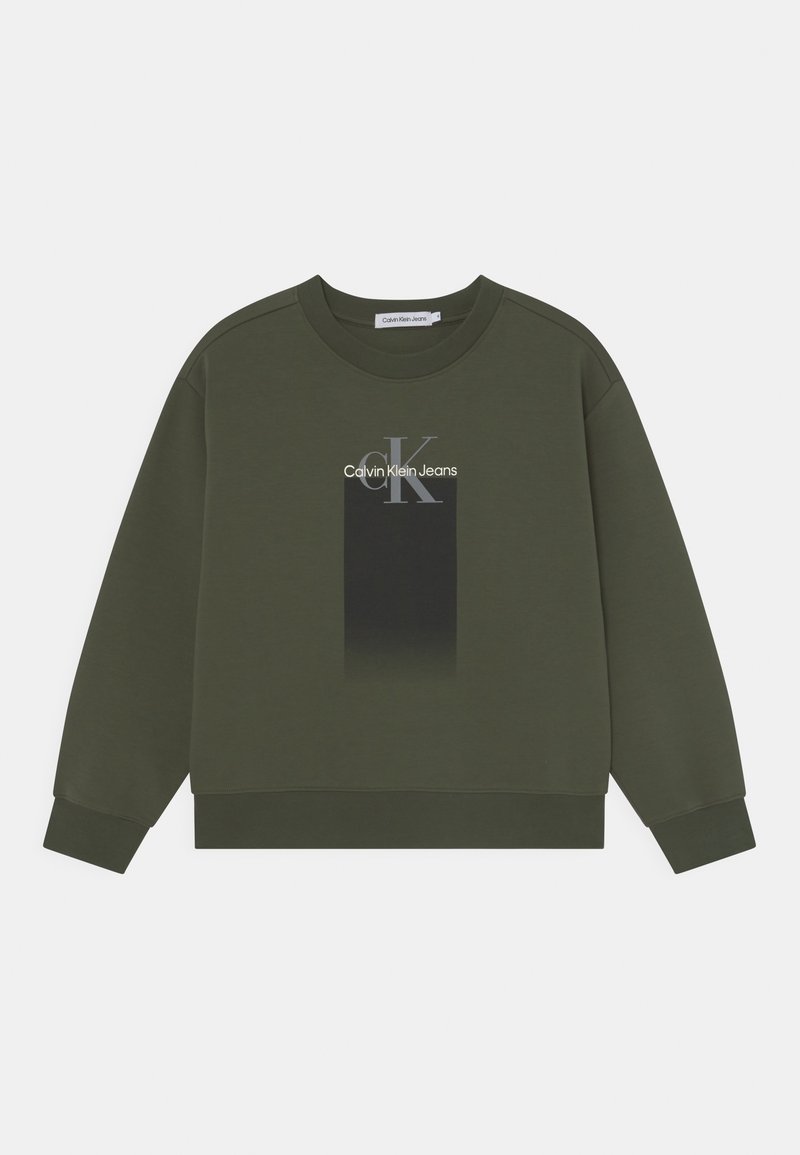 Sudadera de manga larga de color verde oscuro con cuello redondo, logo de Calvin Klein Jeans y diseño rectangular en degradado negro en la parte delantera.