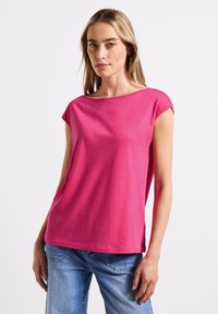 Camiseta de manga corta, ajustada, de color rosa, fabricada en suave algodón. Presenta un amplio escote redondo y una textura suave y uniforme.