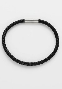 Bracciale in pelle nera intrecciata con chiusura metallica, caratterizzato da una superficie liscia e una forma circolare. Design semplice e privo di decorazioni.