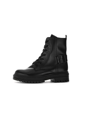 Bota de combate de cuero negro con cordones, puntera redondeada, suela resistente, detalle de hebilla lateral y acabado texturizado.