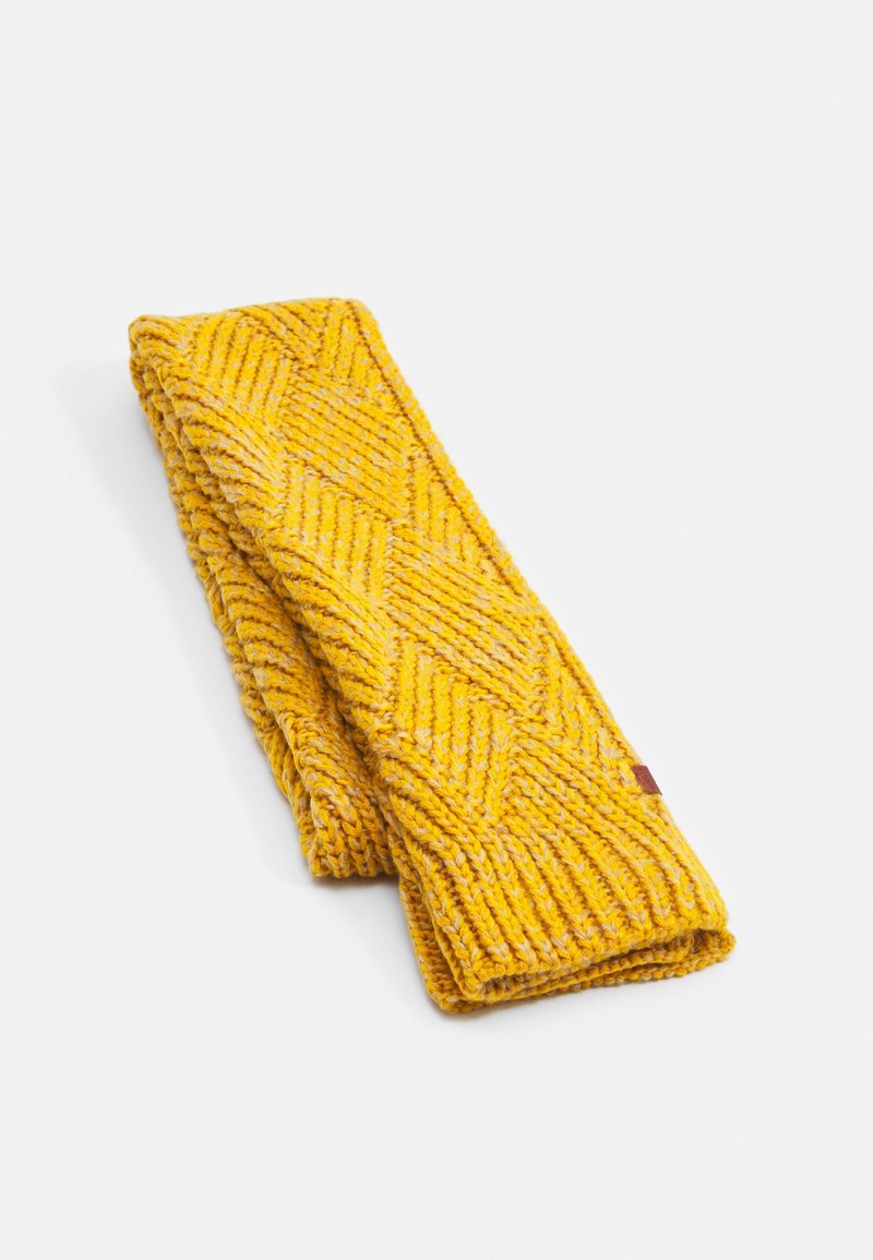 Écharpe en laine jaune tricotée pliée avec un motif côtelé diagonal texturé sur fond blanc.