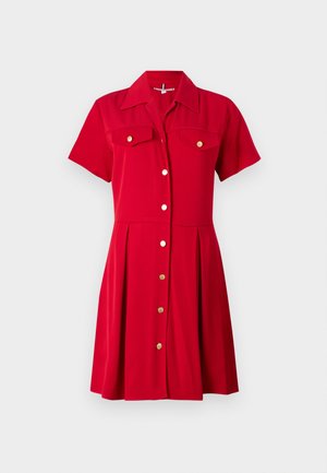Červené šaty s krátkymi rukávmi, golierom, dvoma vreckami na hrudi, zlatými gombíkovými detailmi a rozšíreným strihom sukne. Hladká textúra látky.